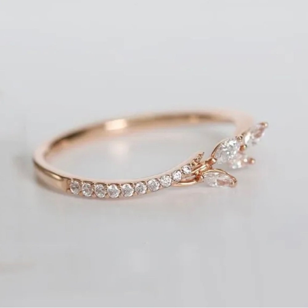Glamorous Rose Gold Zircon Ring - Picture 2 of 8